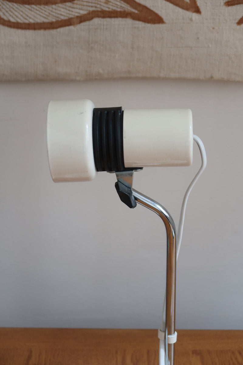 Lampe bureau chevet scandinave années 70, base métal laqué blanc, tige chrome, tête conique orientable blanche, style fonctionnalis
