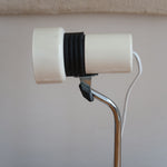 Lampe bureau chevet scandinave années 70, base métal laqué blanc, tige chrome, tête conique orientable blanche, style fonctionnalis