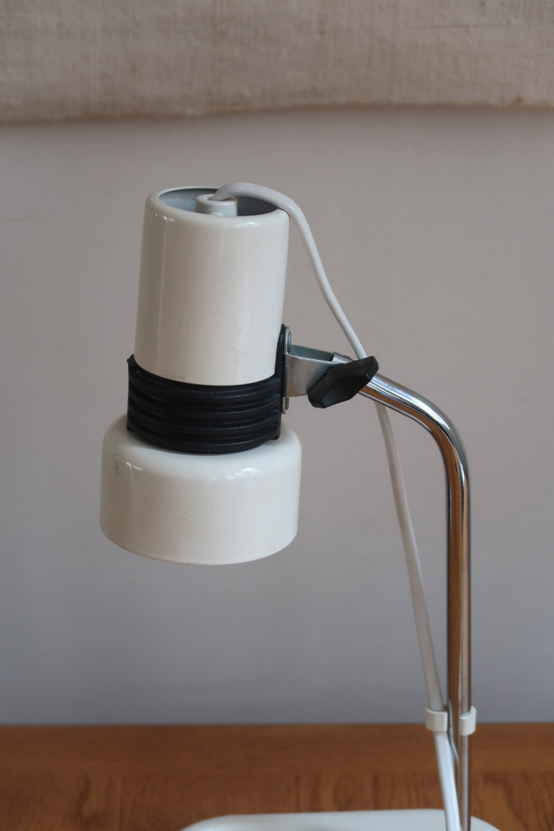 Lampe bureau chevet scandinave années 70, base métal laqué blanc, tige chrome, tête conique orientable blanche, style fonctionnalis
