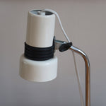 Lampe bureau chevet scandinave années 70, base métal laqué blanc, tige chrome, tête conique orientable blanche, style fonctionnalis