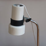 Lampe bureau chevet scandinave années 70, base métal laqué blanc, tige chrome, tête conique orientable blanche, style fonctionnalis