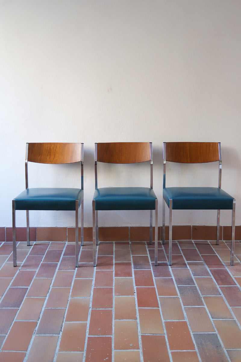 Lot de 3 chaises vintage en chrome tubulaire avec dossier en teck et assise bleu.