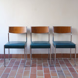 Lot de 3 chaises vintage en chrome tubulaire avec dossier en teck et assise bleu.