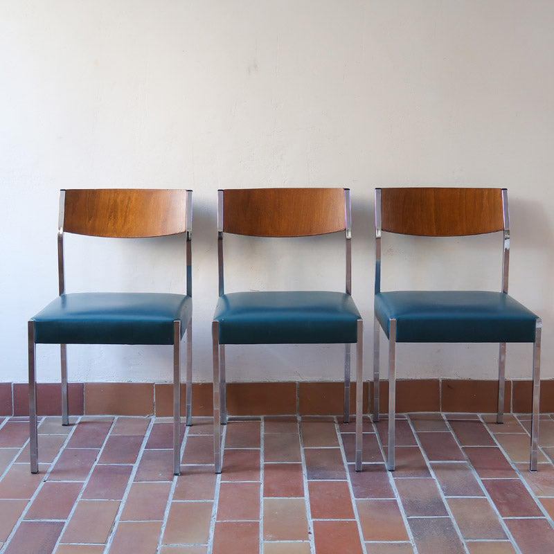 Lot de 3 chaises vintage en chrome tubulaire avec dossier en teck et assise bleu.