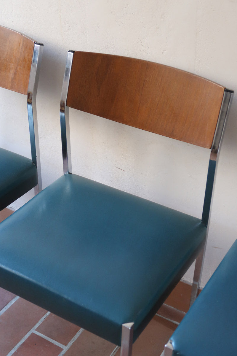 Lot de 3 chaises vintage en chrome tubulaire avec dossier en teck et assise bleu.