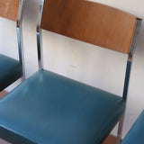 Lot de 3 chaises vintage en chrome tubulaire avec dossier en teck et assise bleu.