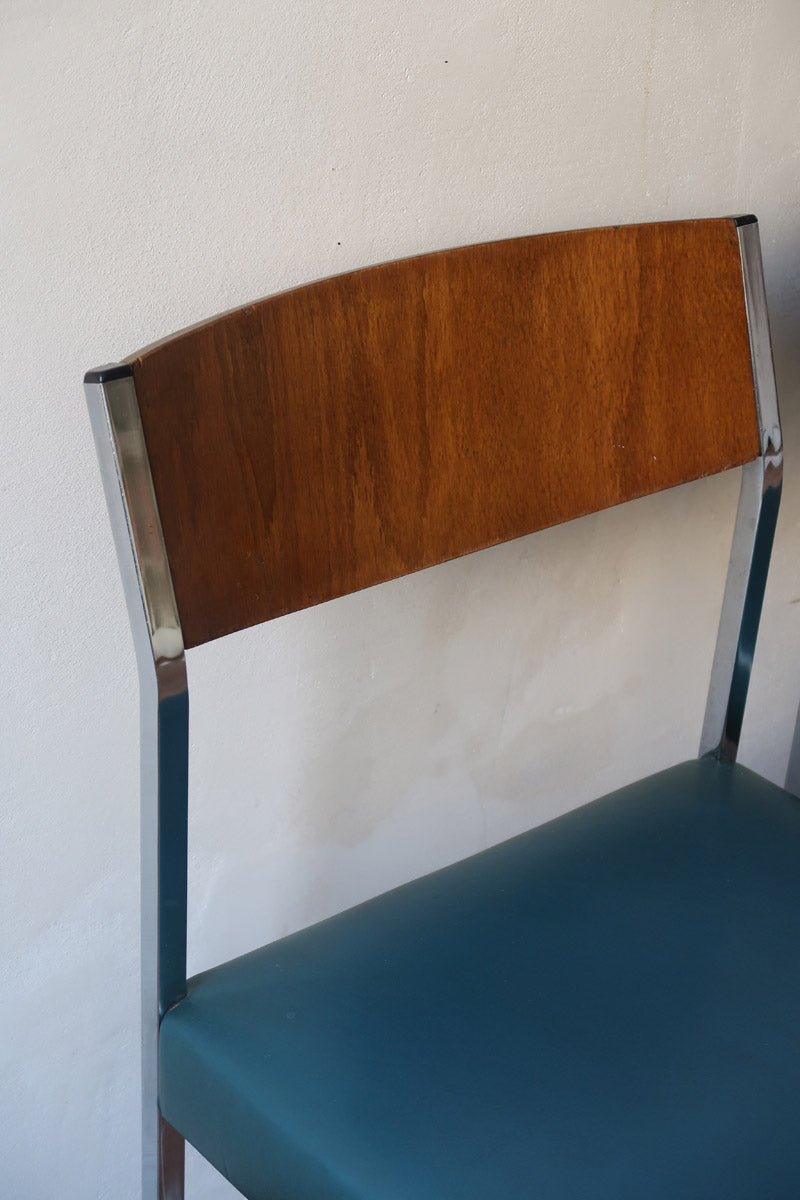 Lot de 3 chaises vintage en chrome tubulaire avec dossier en teck et assise bleu.