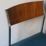 Lot de 3 chaises vintage en chrome tubulaire avec dossier en teck et assise bleu.