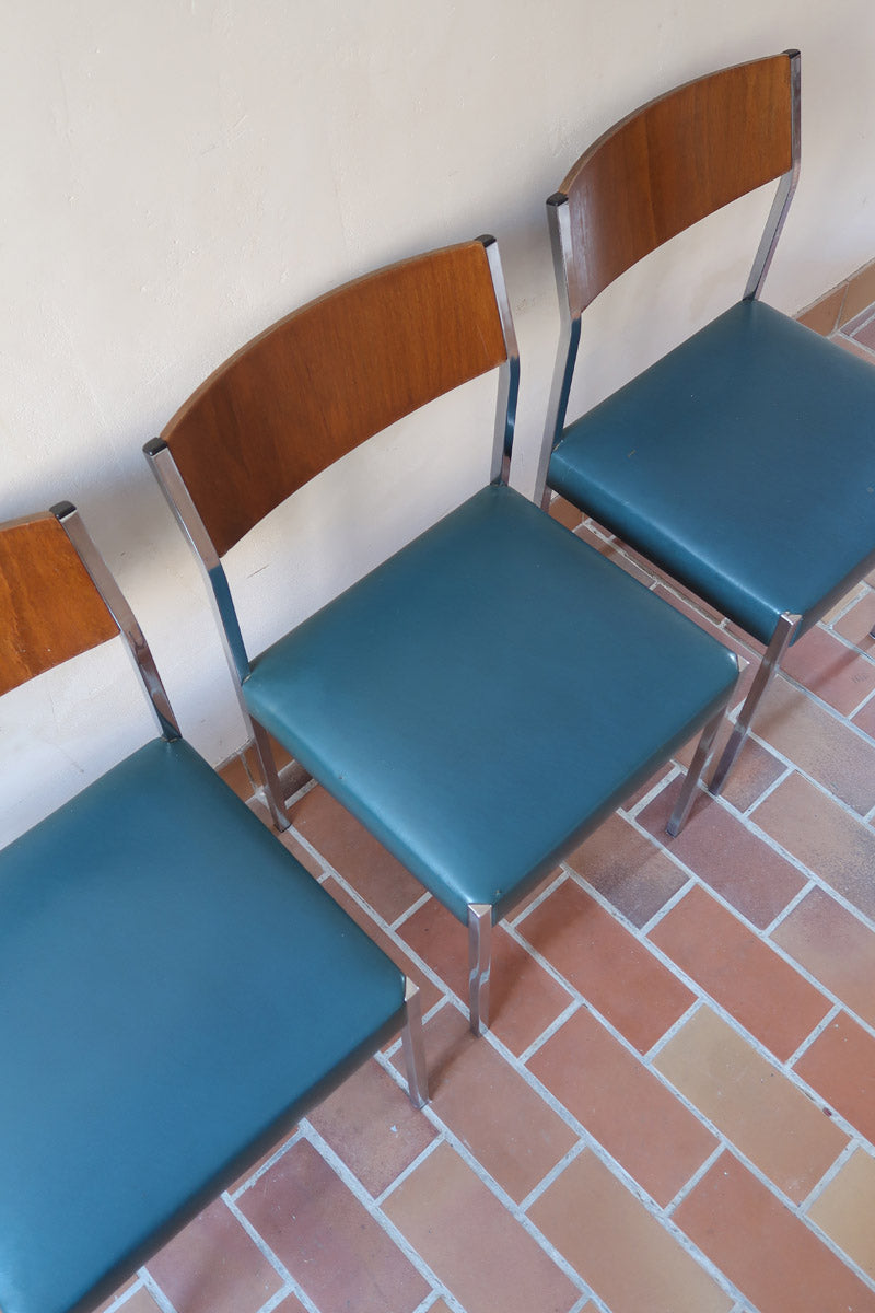 Lot de 3 chaises vintage en chrome tubulaire avec dossier en teck et assise bleu.