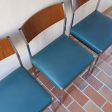 Lot de 3 chaises vintage en chrome tubulaire avec dossier en teck et assise bleu.