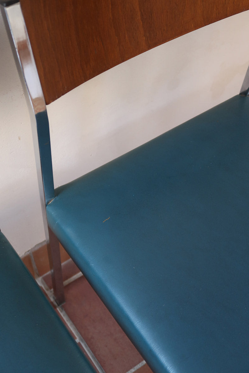 Lot de 3 chaises vintage en chrome tubulaire avec dossier en teck et assise bleu.