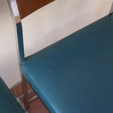 Lot de 3 chaises vintage en chrome tubulaire avec dossier en teck et assise bleu.