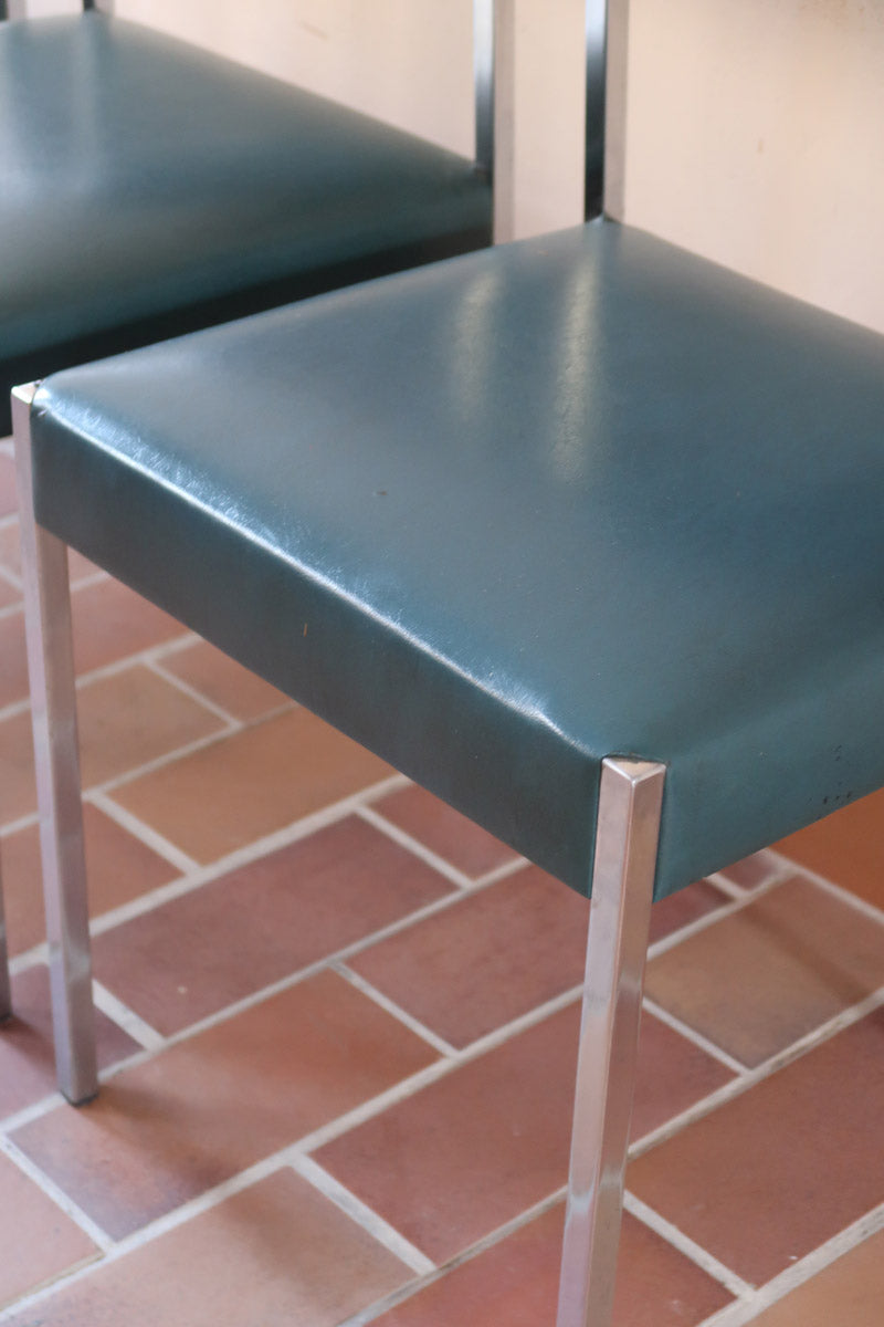 Lot de 3 chaises vintage en chrome tubulaire avec dossier en teck et assise bleu.