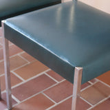 Lot de 3 chaises vintage en chrome tubulaire avec dossier en teck et assise bleu.
