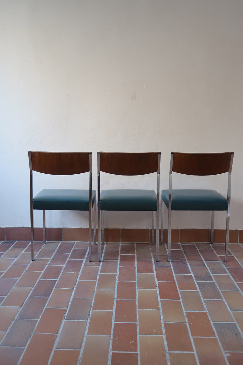 Lot de 3 chaises vintage en chrome tubulaire avec dossier en teck et assise bleu.