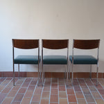Lot de 3 chaises vintage en chrome tubulaire avec dossier en teck et assise bleu.