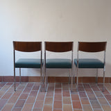 Lot de 3 chaises vintage en chrome tubulaire avec dossier en teck et assise bleu.