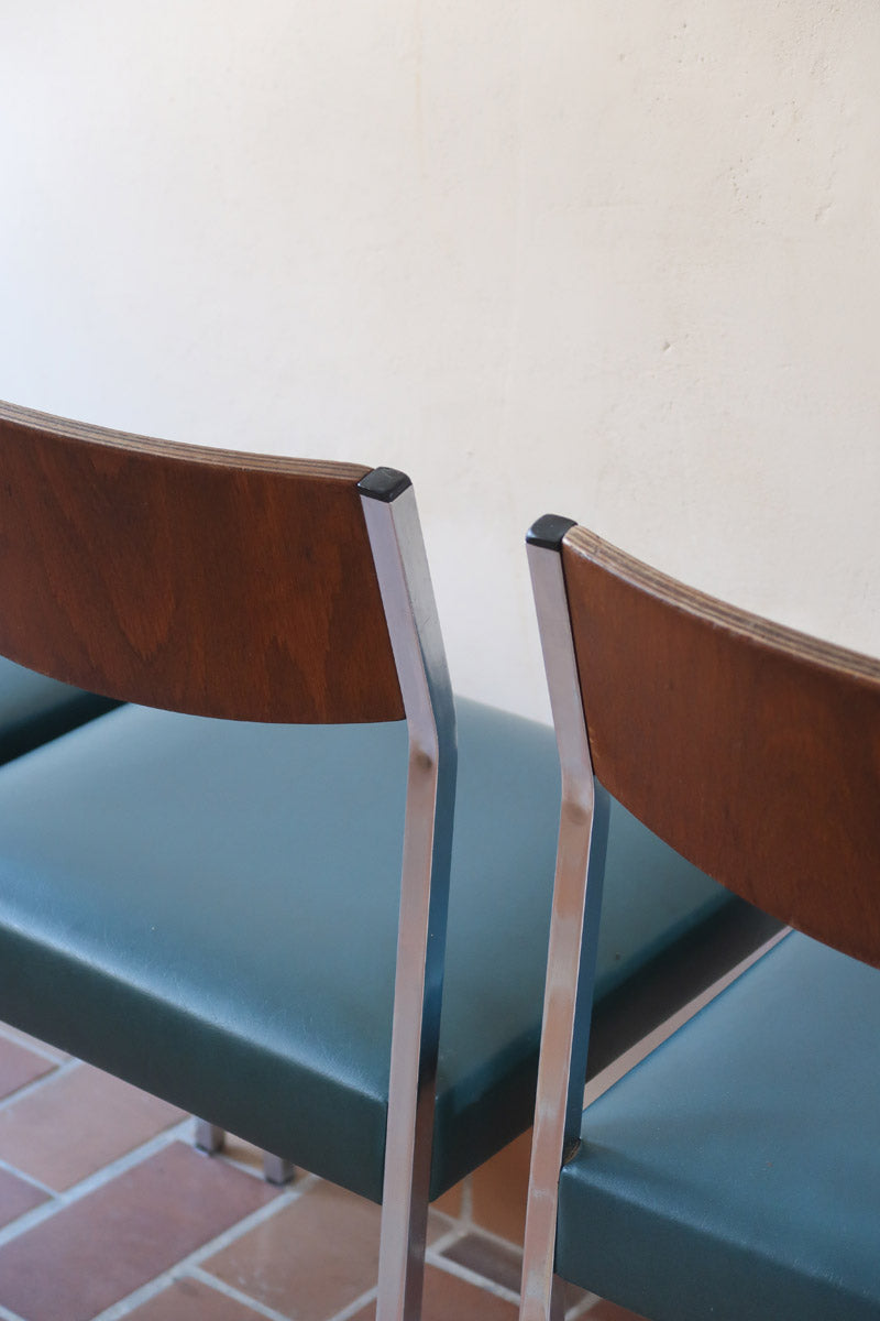 Lot de 3 chaises vintage en chrome tubulaire avec dossier en teck et assise bleu.