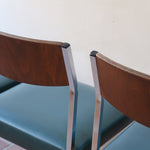 Lot de 3 chaises vintage en chrome tubulaire avec dossier en teck et assise bleu.