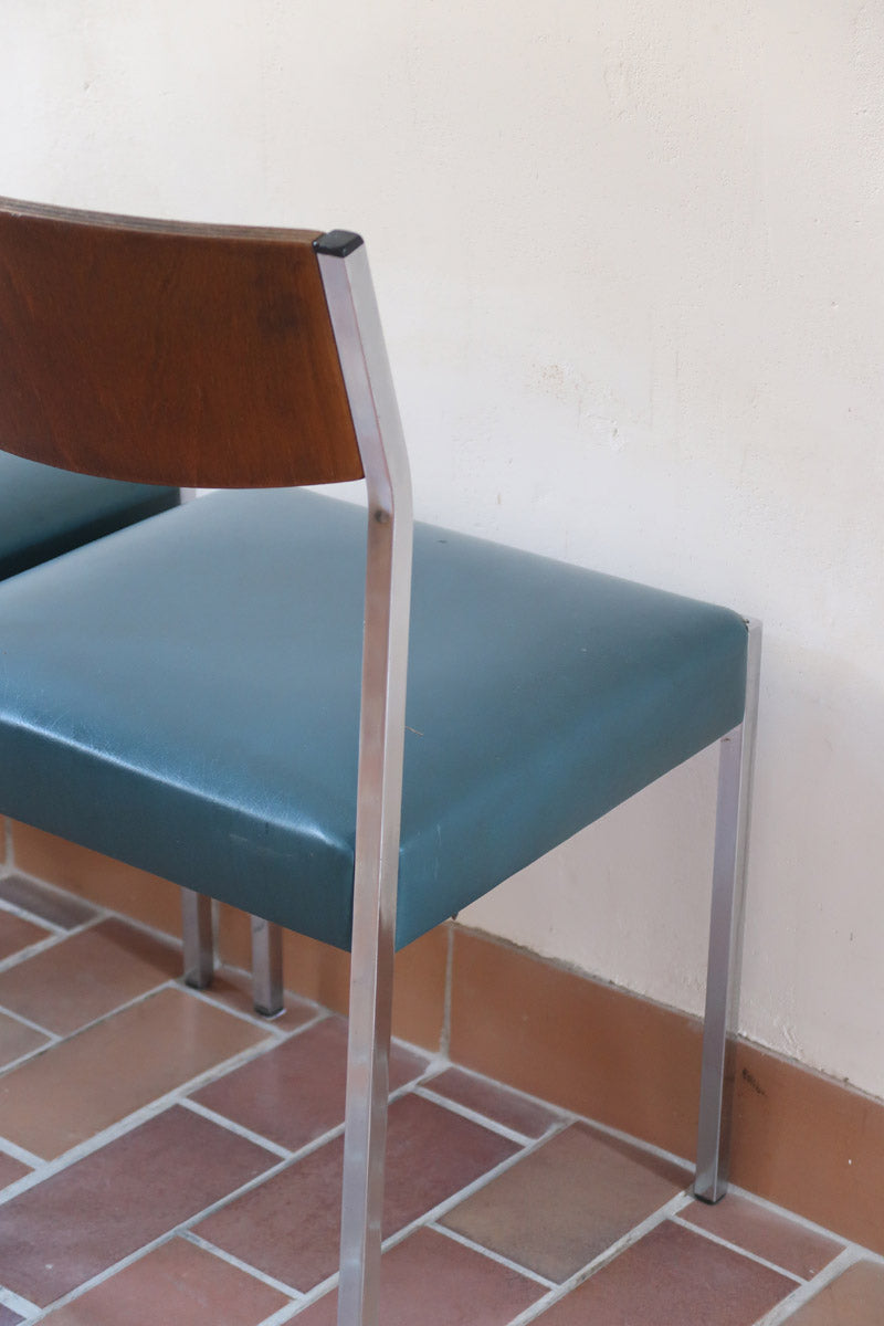 Lot de 3 chaises vintage en chrome tubulaire avec dossier en teck et assise bleu.