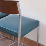Lot de 3 chaises vintage en chrome tubulaire avec dossier en teck et assise bleu.