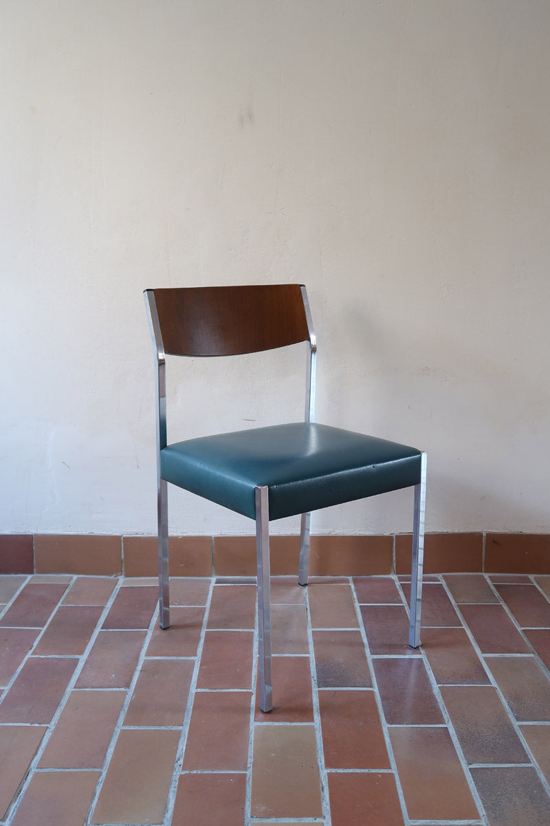 Lot de 3 chaises vintage en chrome tubulaire avec dossier en teck et assise bleu.