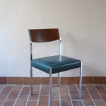 Lot de 3 chaises vintage en chrome tubulaire avec dossier en teck et assise bleu.