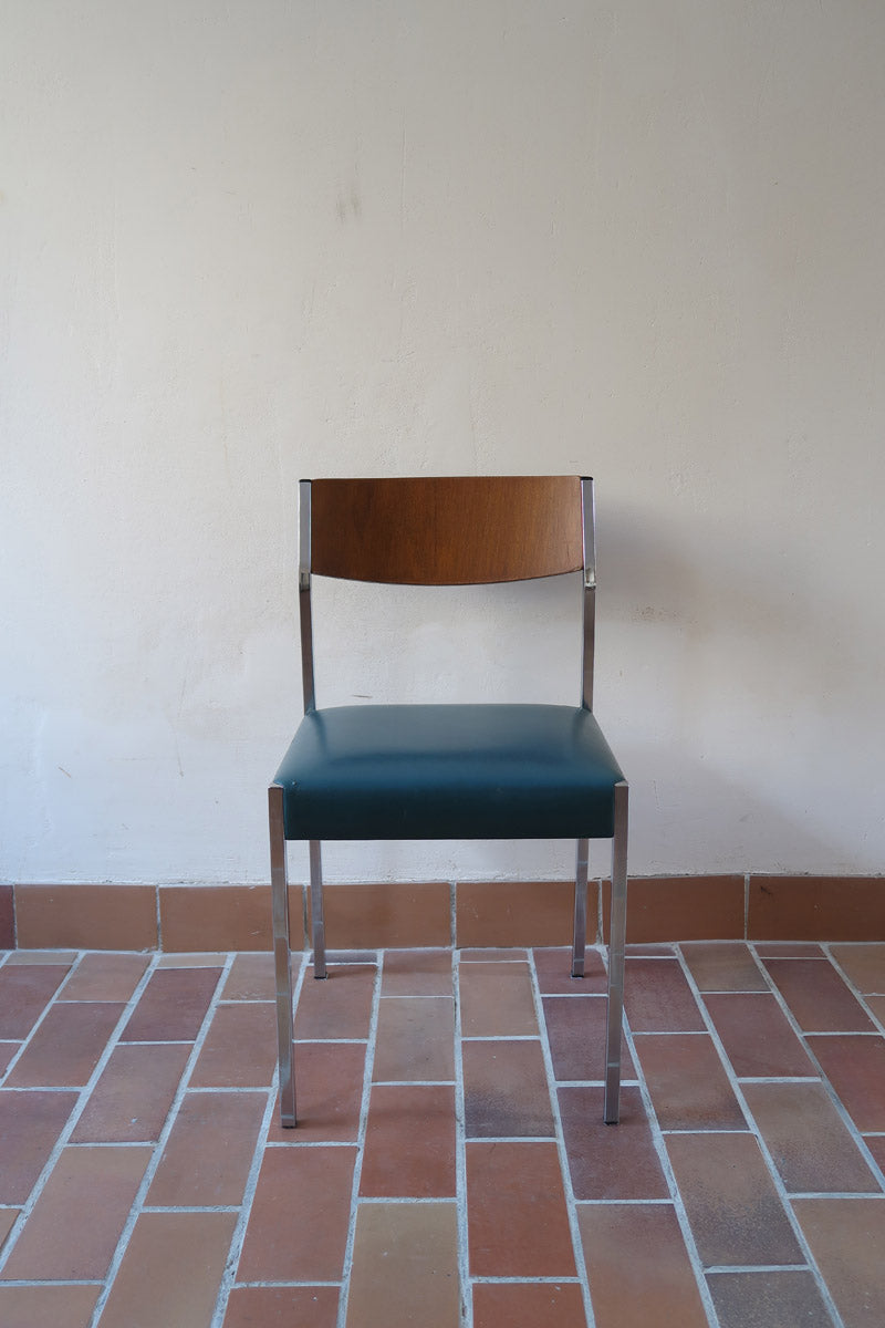 Lot de 3 chaises vintage en chrome tubulaire avec dossier en teck et assise bleu.