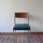 Lot de 3 chaises vintage en chrome tubulaire avec dossier en teck et assise bleu.