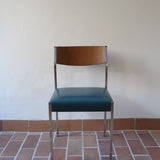 Lot de 3 chaises vintage en chrome tubulaire avec dossier en teck et assise bleu.