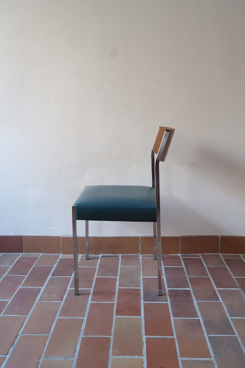 Lot de 3 chaises vintage en chrome tubulaire avec dossier en teck et assise bleu.