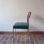 Lot de 3 chaises vintage en chrome tubulaire avec dossier en teck et assise bleu.