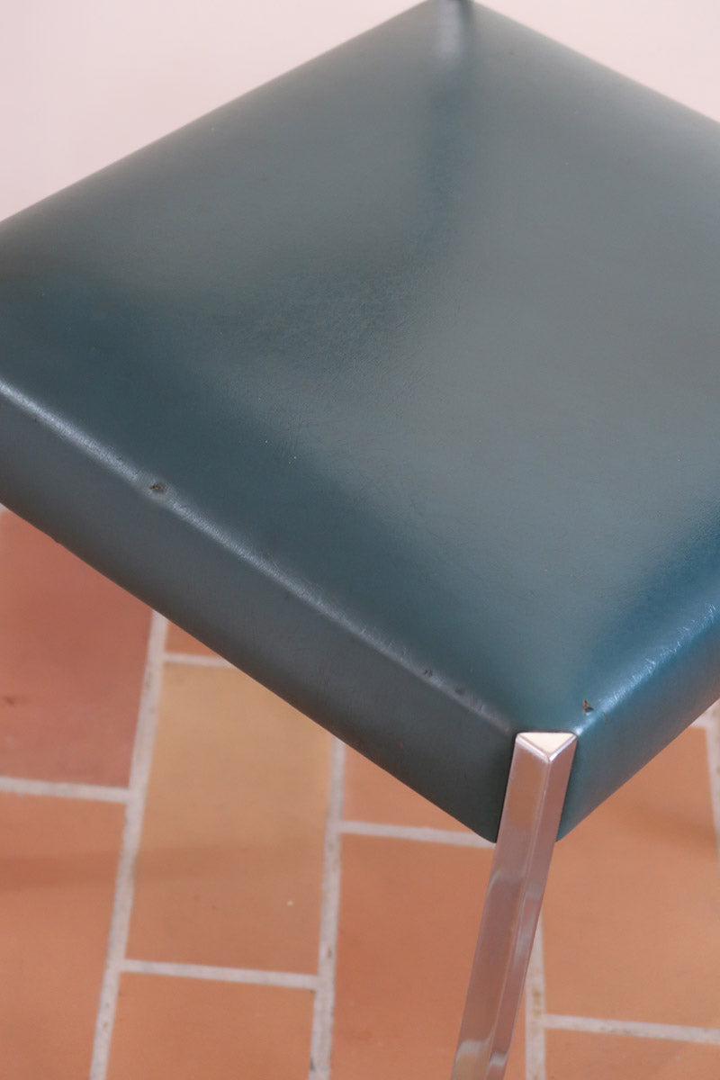 Lot de 3 chaises vintage en chrome tubulaire avec dossier en teck et assise bleu.