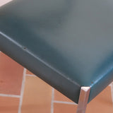 Lot de 3 chaises vintage en chrome tubulaire avec dossier en teck et assise bleu.