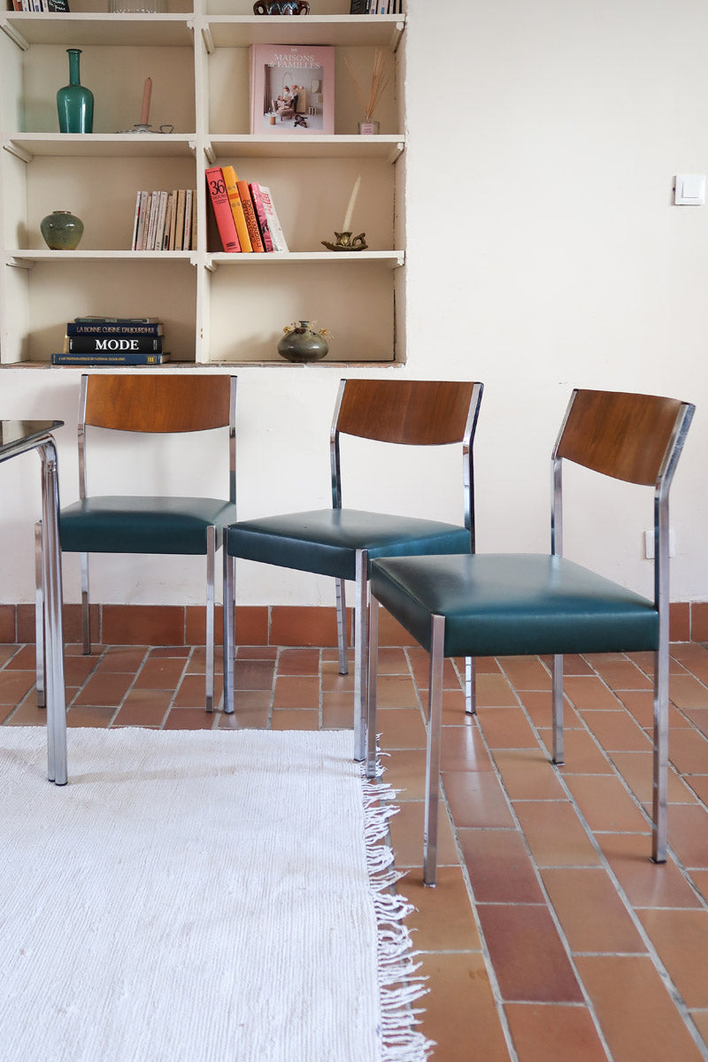 Lot de 3 chaises vintage en chrome tubulaire avec dossier en teck et assise bleu.