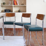 Lot de 3 chaises vintage en chrome tubulaire avec dossier en teck et assise bleu.