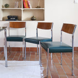 Lot de 3 chaises vintage en chrome tubulaire avec dossier en teck et assise bleu.