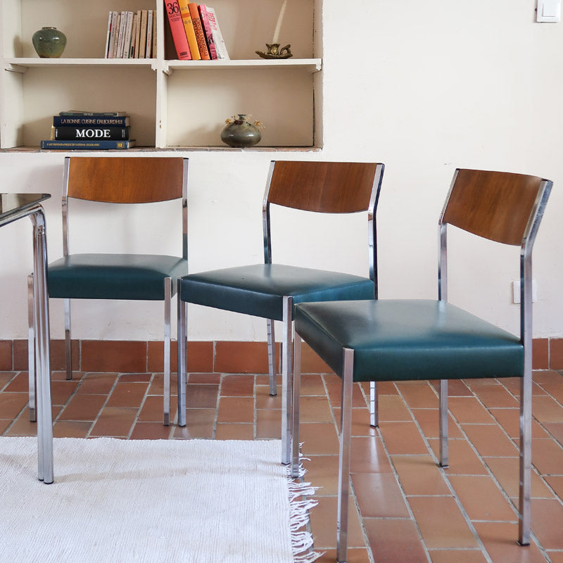 Lot de 3 chaises vintage en chrome tubulaire avec dossier en teck et assise bleu.