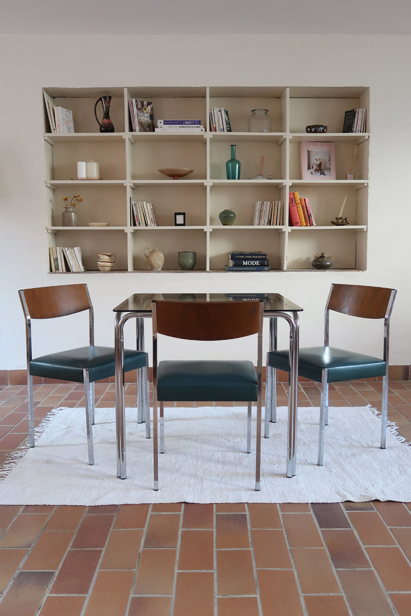 Lot de 3 chaises vintage en chrome tubulaire avec dossier en teck et assise bleu.