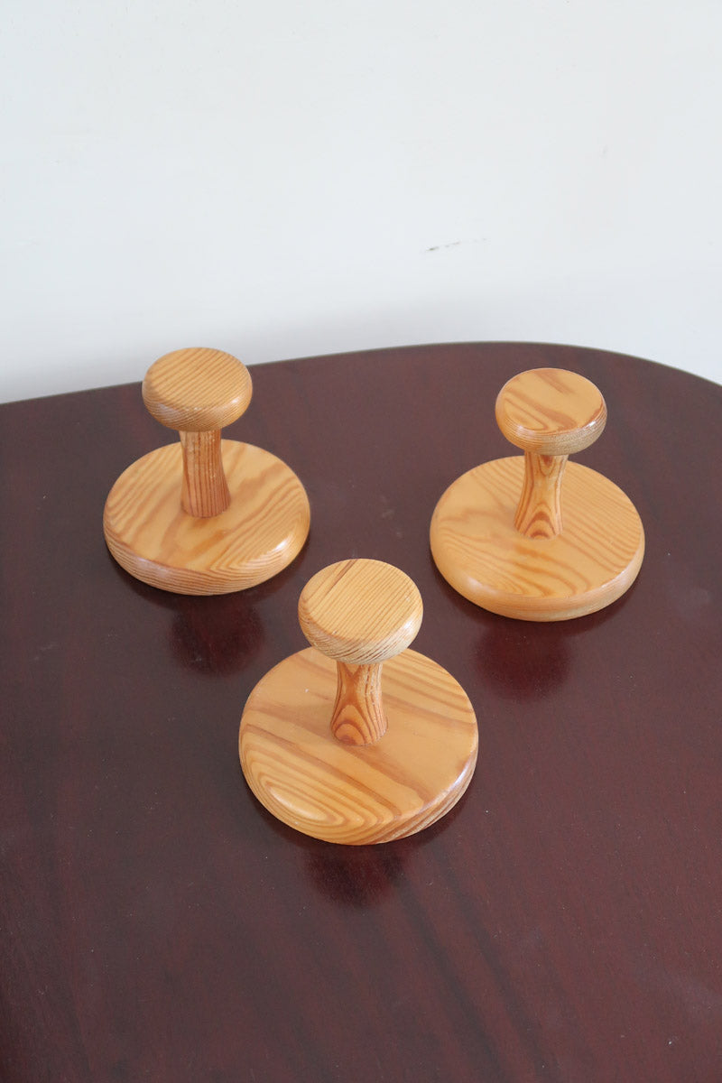 Lot 3 patères murales scandinaves en pin tourné années 70, forme champignon, base ronde tête arrondie, veinage prononcé verni naturel