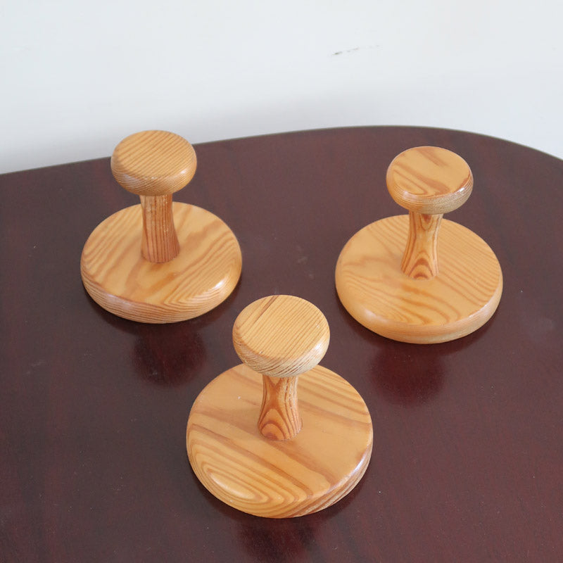 Lot 3 patères murales scandinaves en pin tourné années 70, forme champignon, base ronde tête arrondie, veinage prononcé verni naturel