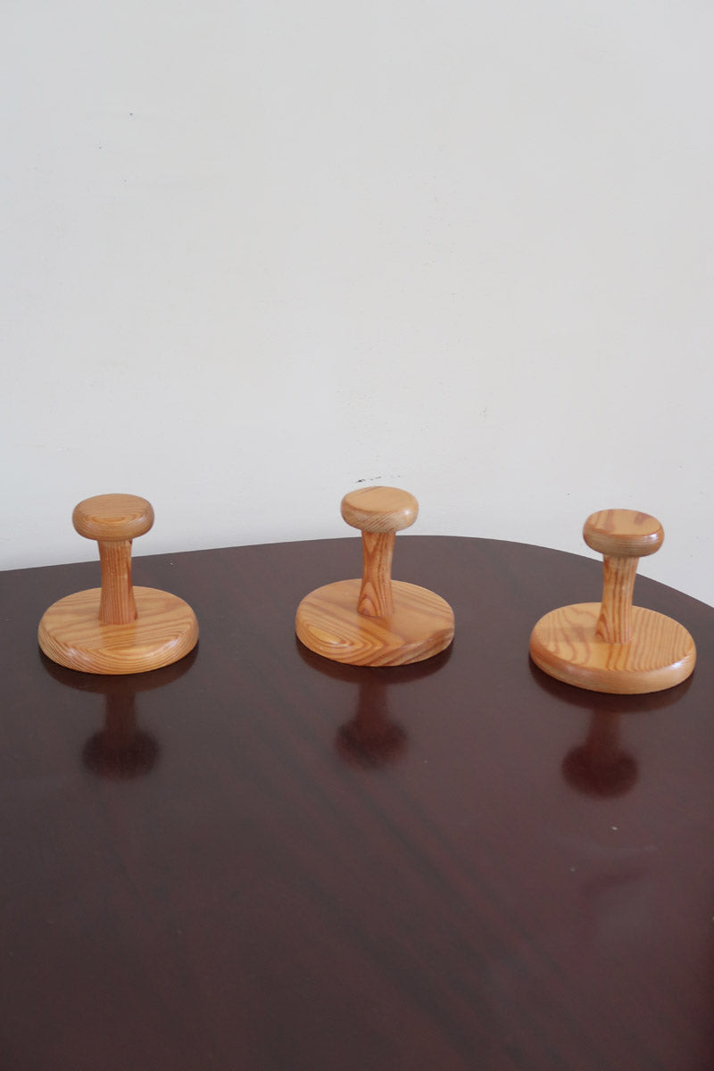 Lot 3 patères murales scandinaves en pin tourné années 70, forme champignon, base ronde tête arrondie, veinage prononcé verni naturel
