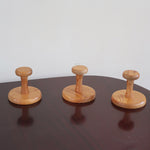 Lot 3 patères murales scandinaves en pin tourné années 70, forme champignon, base ronde tête arrondie, veinage prononcé verni naturel