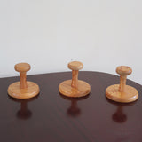 Lot 3 patères murales scandinaves en pin tourné années 70, forme champignon, base ronde tête arrondie, veinage prononcé verni naturel