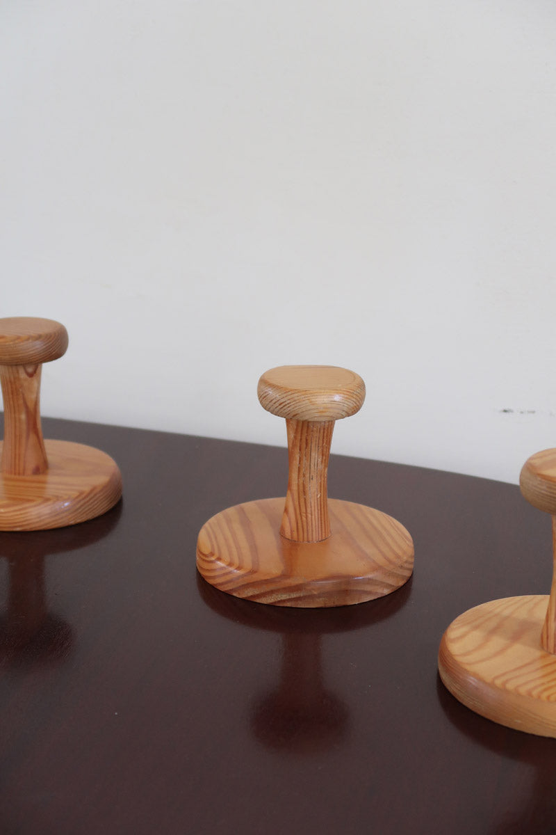 Lot 3 patères murales scandinaves en pin tourné années 70, forme champignon, base ronde tête arrondie, veinage prononcé verni naturel