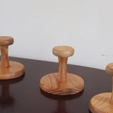 Lot 3 patères murales scandinaves en pin tourné années 70, forme champignon, base ronde tête arrondie, veinage prononcé verni naturel
