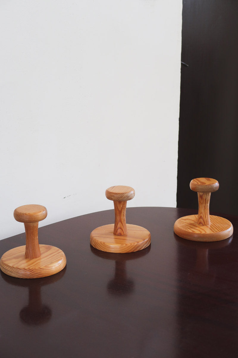 Lot 3 patères murales scandinaves en pin tourné années 70, forme champignon, base ronde tête arrondie, veinage prononcé verni naturel