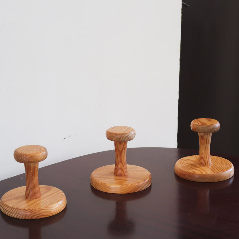 Lot 3 patères murales scandinaves en pin tourné années 70, forme champignon, base ronde tête arrondie, veinage prononcé verni naturel