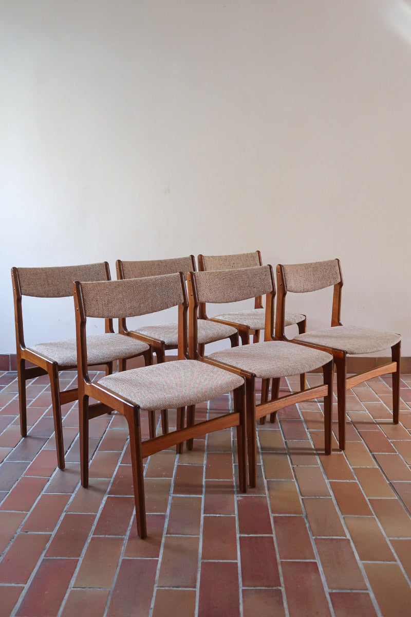 Lot de 6 chaises design danois en teck avec assise en tissu beige et dossier légèrement galbé.