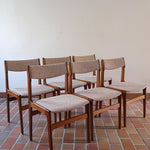 Lot de 6 chaises design danois en teck avec assise en tissu beige et dossier légèrement galbé.